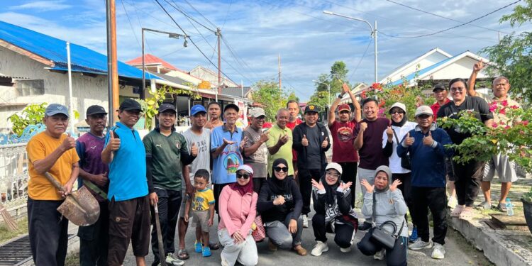 Warga RT 15 dan RT 20 Kelurahan Api-Api melalui kegiatan kerja bakti membersihkan lingkungan dan saluran drainase, Minggu (14/6/2026)