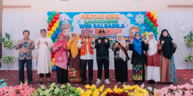 Agus Haris, saat menghadiri Launching Web Salsabila, Pentas Seni, dan Peluncuran 82 Buku di Gedung BPU Kecamatan Bontang Barat, Minggu (14/6/2026).