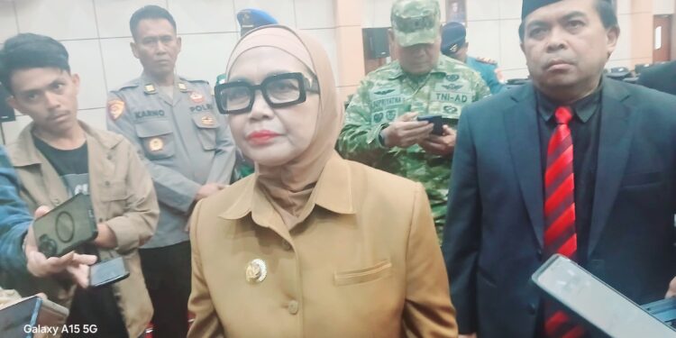 Wali Kota Bontang, Neni Moerniaeni, dan Wakil Agus Haris saat diwawancarai wartawan