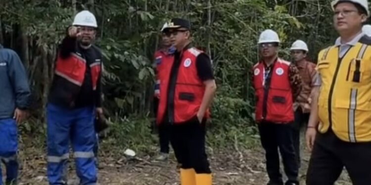 Wali Kota Balikpapan, Rahmad Mas'ud, meninjau proyek revitalisasi pipa