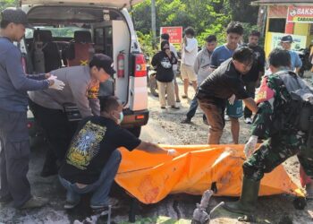 Proses evakuasi yang dilakukan Polres Kutim