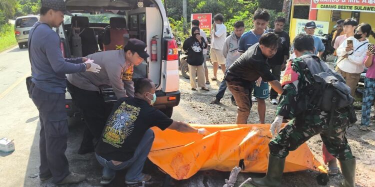 Proses evakuasi yang dilakukan Polres Kutim