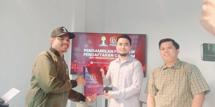 Yuzril Ihza Mahendra yang merupakan Direktur Utama PT. Kharla Prima Indonesia.