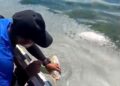 Saat masyarakat saat mengambil sample diduga endapan minyak di laut