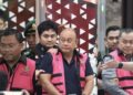 Mantan Kepala BGN Dadan Hindayana bersama dua mantan wakilnya resmi ditahan Kejaksaan Agung terkait dugaan korupsi tata kelola program Makan Bergizi Gratis (MBG).