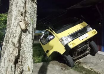 Kondisi Truk Muat Minyak Goreng Curah Terperosok di Parit Tanjakan Stitek Bontang,