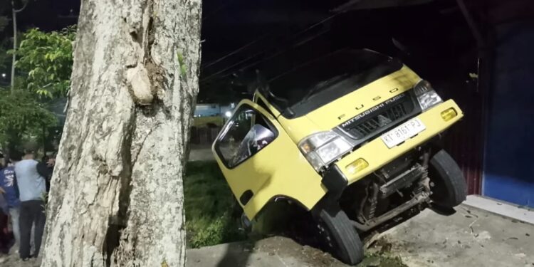 Kondisi Truk Muat Minyak Goreng Curah Terperosok di Parit Tanjakan Stitek Bontang,