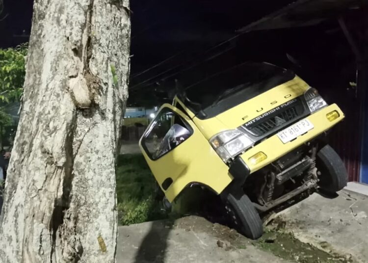 Kondisi Truk Muat Minyak Goreng Curah Terperosok di Parit Tanjakan Stitek Bontang,