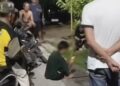Terlihat terduga pelaku diamankan warga karna mencuri mangga
