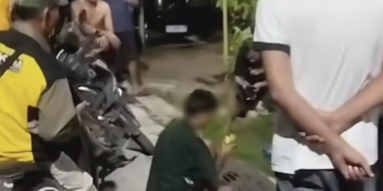 Terlihat terduga pelaku diamankan warga karna mencuri mangga