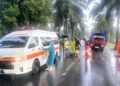 Tampak sebuah ambulans berada di lokasi untuk mengevakuasi korban