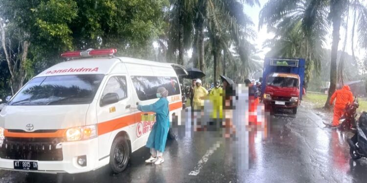 Tampak sebuah ambulans berada di lokasi untuk mengevakuasi korban