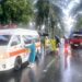 Tampak sebuah ambulans berada di lokasi untuk mengevakuasi korban