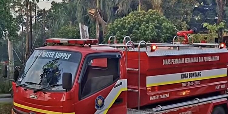 Mobil tim kebakaran Damkar Bontang terpantau tiba di lokasi