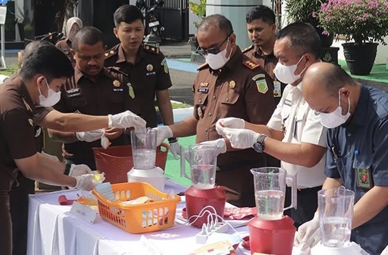 Kejaksaan Negeri (Kejari) Bontang memusnahkan barang bukti dari 54 perkara