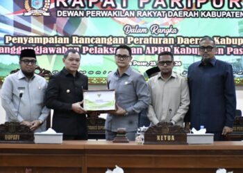 Bupati Paser dr. Fahmi Fadli didampingi Wakil Bupati Paser Ikhwan Antasari foto bersama dengan Ketua DPRD Kabupaten Paser H. Hendra Wahyudi saat Rapat Paripurna DPRD Kabupaten Paser dengan agenda Penyampaian Rancangan Peraturan Daerah (Raperda) tentang Pertanggungjawaban Pelaksanaan Anggaran Pendapatan dan Belanja Daerah (APBD) Tahun Anggaran 2025
