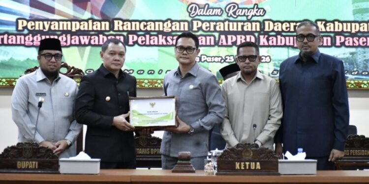 Bupati Paser dr. Fahmi Fadli didampingi Wakil Bupati Paser Ikhwan Antasari foto bersama dengan Ketua DPRD Kabupaten Paser H. Hendra Wahyudi saat Rapat Paripurna DPRD Kabupaten Paser dengan agenda Penyampaian Rancangan Peraturan Daerah (Raperda) tentang Pertanggungjawaban Pelaksanaan Anggaran Pendapatan dan Belanja Daerah (APBD) Tahun Anggaran 2025