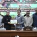 Bupati Paser dr. Fahmi Fadli didampingi Wakil Bupati Paser Ikhwan Antasari foto bersama dengan Ketua DPRD Kabupaten Paser H. Hendra Wahyudi saat Rapat Paripurna DPRD Kabupaten Paser dengan agenda Penyampaian Rancangan Peraturan Daerah (Raperda) tentang Pertanggungjawaban Pelaksanaan Anggaran Pendapatan dan Belanja Daerah (APBD) Tahun Anggaran 2025