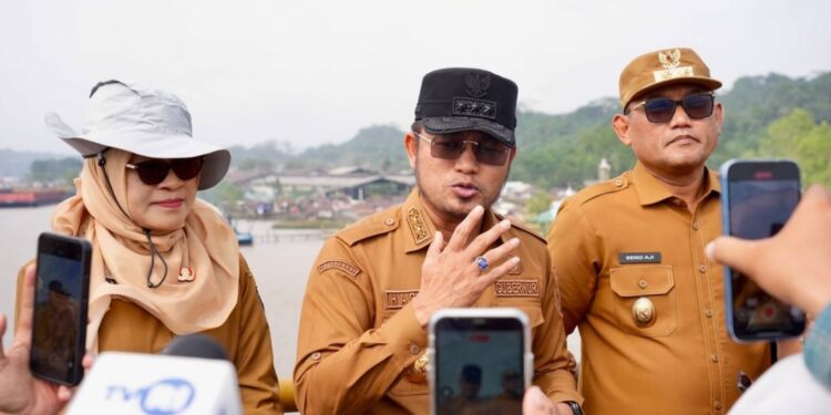 Gubernur Kaltim Rudy Mas'ud, Wakil Gubernur Seno Aji dan Setda Pemprov Kaltim saat diwawancarai awak media