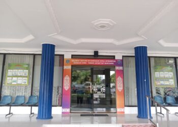 Tampak depan pintu masuk Kantor DPMPTSP Bontang