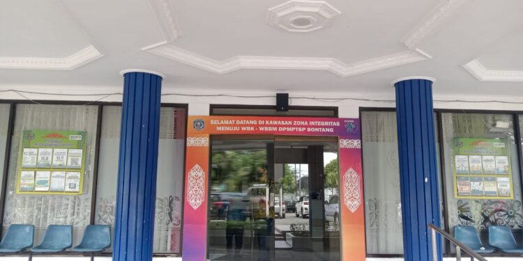 Tampak depan pintu masuk Kantor DPMPTSP Bontang