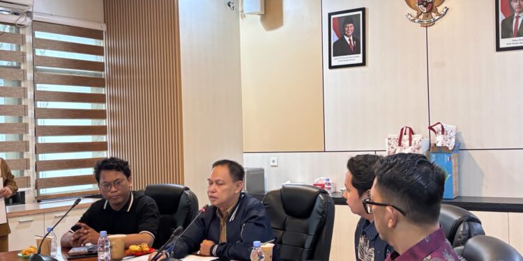 Rapat lanjutan mengenai perizinan kopi kenangan di Ruang Rapat DPM-PTSP Bontang