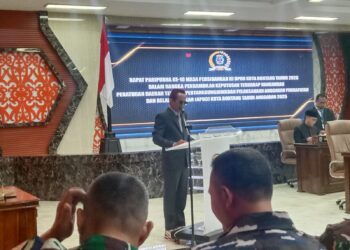 Anggota DPRD Bontang Rustam saat membaca hasil temuan BPK saat rapat paripurna
