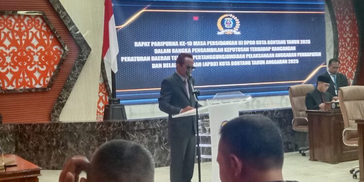 Anggota DPRD Bontang Rustam saat membaca hasil temuan BPK saat rapat paripurna