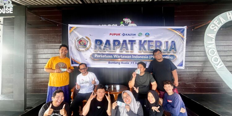 Pengurus Persatuan Wartawan Indonesia (PWI) Kota Bontang menggelar Rapat Kerja (Raker) di Kooala Seahouse (Vila Kooala) Bontang Kuala, Sabtu (11/7/2026).