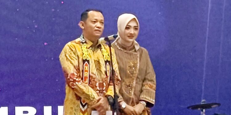 Kapolres baru Bontang AKBP Anak Agung Gede Wibowo Sitepu bersama istrinya