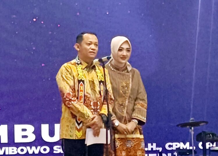 Kapolres baru Bontang AKBP Anak Agung Gede Wibowo Sitepu bersama istrinya