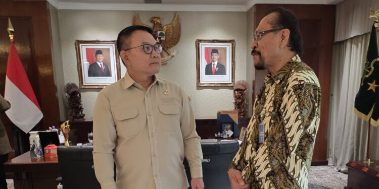 Ketua Umum Badan Pengurus Pusat Kerukunan Keluarga Luwu Raya (BPP KKLR), Arsyad Kasmar bersama Kepala Staf Kepresidenan (KSP), Jenderal TNI (Purn.) Dudung Abdurachman