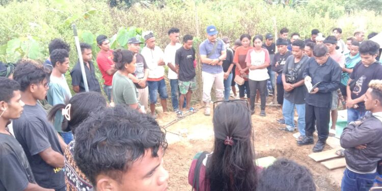 Prosesi pemakaman bayi yang meninggal dunia usai menjalani penanganan medis di RS Santa Elisabeth Bengalon.
