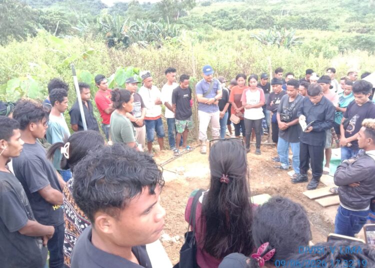 Prosesi pemakaman bayi yang meninggal dunia usai menjalani penanganan medis di RS Santa Elisabeth Bengalon.