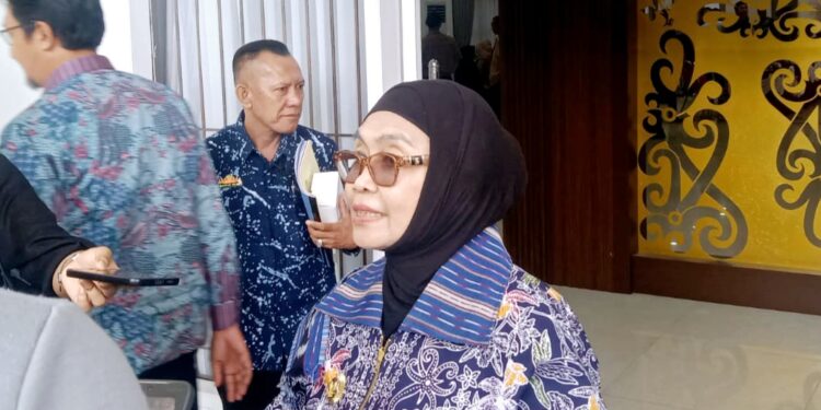 Wali Kota Bontang Neni Moerniaeni saat diwawancarai awak media