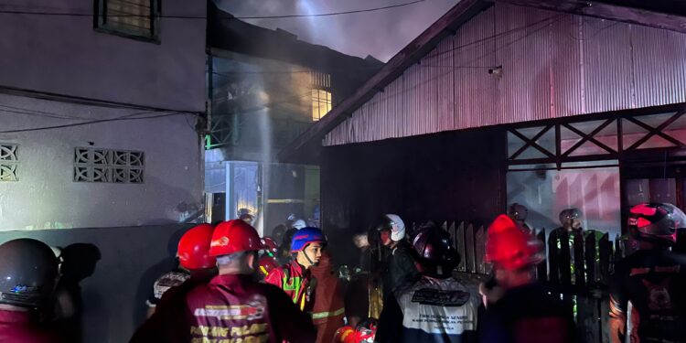 Kebakaran melanda kawasan permukiman di Jalan Untung Surapati, Gang KBB, RT 08, Kelurahan Karang Asam Ulu,