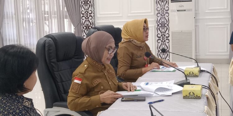 Wali Kota Bontang, Neni Moerniaeni (tengah) saat membahas terkait validitas data kependudukan