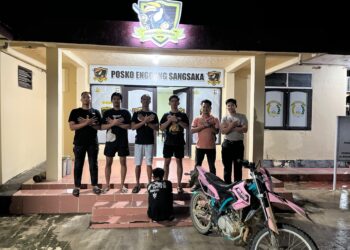 Terduga pelaku pencurian sepeda motor diamankan Tim Enggang Sangsaka Polsek Sangkulirang usai ditangkap di sebuah penginapan di Kecamatan Sangkulirang. (Istimewa)