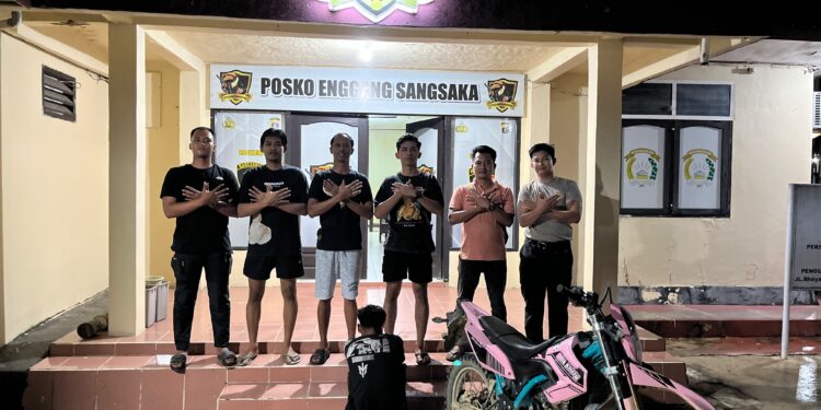Terduga pelaku pencurian sepeda motor diamankan Tim Enggang Sangsaka Polsek Sangkulirang usai ditangkap di sebuah penginapan di Kecamatan Sangkulirang. (Istimewa)