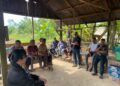 Pihak PT Dinamika Mulia Persada (DMP) saat melakukan tinjau lokasi sekaligus diskusi dengan warga