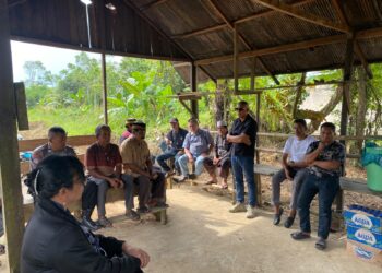 Pihak PT Dinamika Mulia Persada (DMP) saat melakukan tinjau lokasi sekaligus diskusi dengan warga