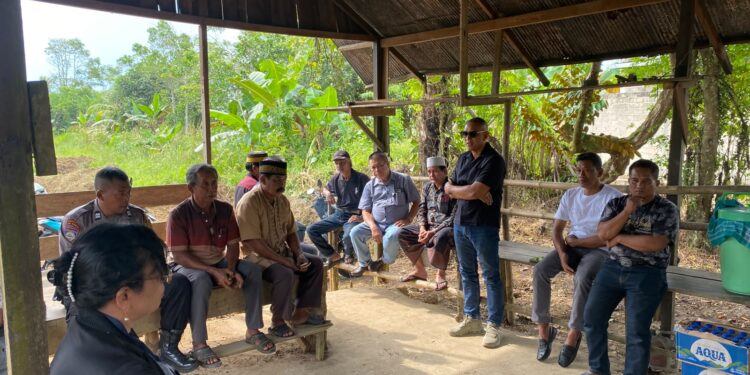 Pihak PT Dinamika Mulia Persada (DMP) saat melakukan tinjau lokasi sekaligus diskusi dengan warga