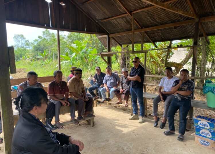 Pihak PT Dinamika Mulia Persada (DMP) saat melakukan tinjau lokasi sekaligus diskusi dengan warga