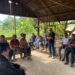 Pihak PT Dinamika Mulia Persada (DMP) saat melakukan tinjau lokasi sekaligus diskusi dengan warga