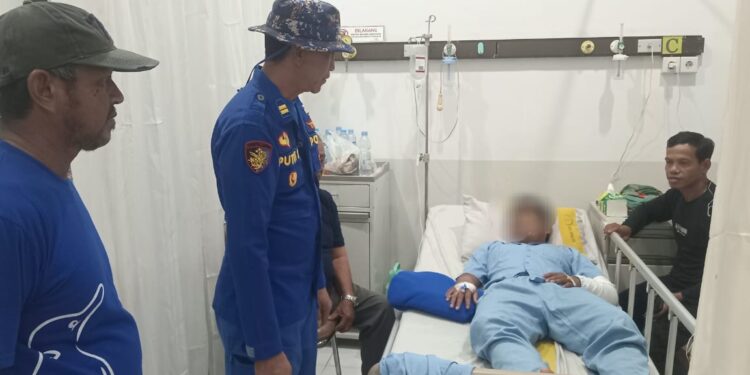 Korban yang digigit buaya saat cari ikan menjalankan perawatan di rumah sakit